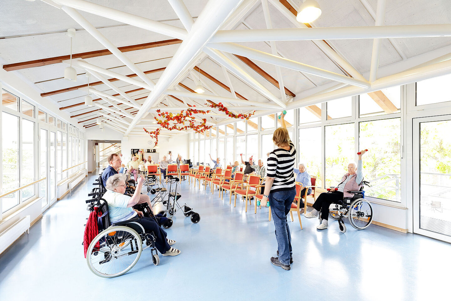 Mitarbeiter und Bewohner machen Gymnastik